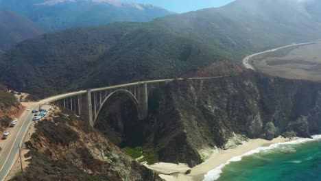 Wunderschöne-Kalifornische-Landschaft---Bixby-Creek-Bridge-An-Der-Küste-Von-Big-Sur,-Luftaufnahme