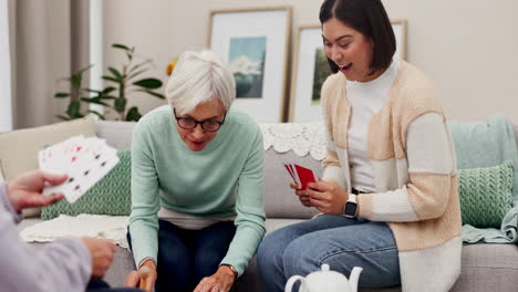 Familie,-Glücklich-Und-Gewinnen-Beim-Kartenspielen-Auf-Dem-Sofa