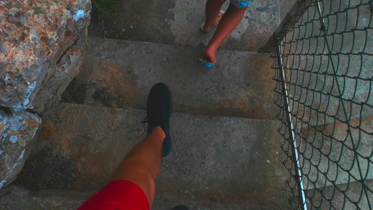 bajando escaleras de piedra