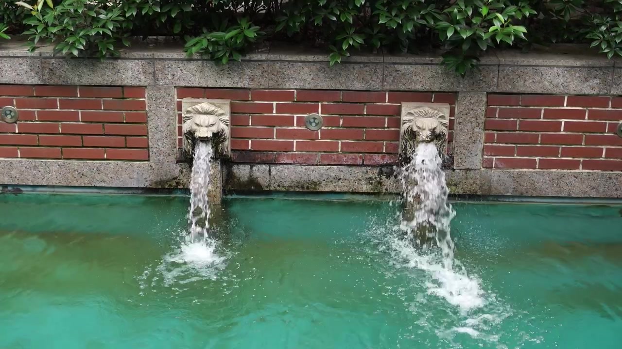 Fuentes de leones en Shanghai Venice Town en el distrito de Putuo