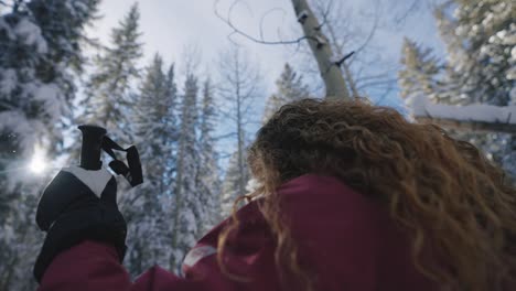 Wunderschöne-Frau,-Die-Einen-Winterwald-Im-Schnee-Erkundet