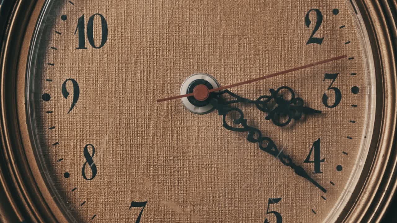 reloj de pared vintage con segunda mano móvil, primer plano