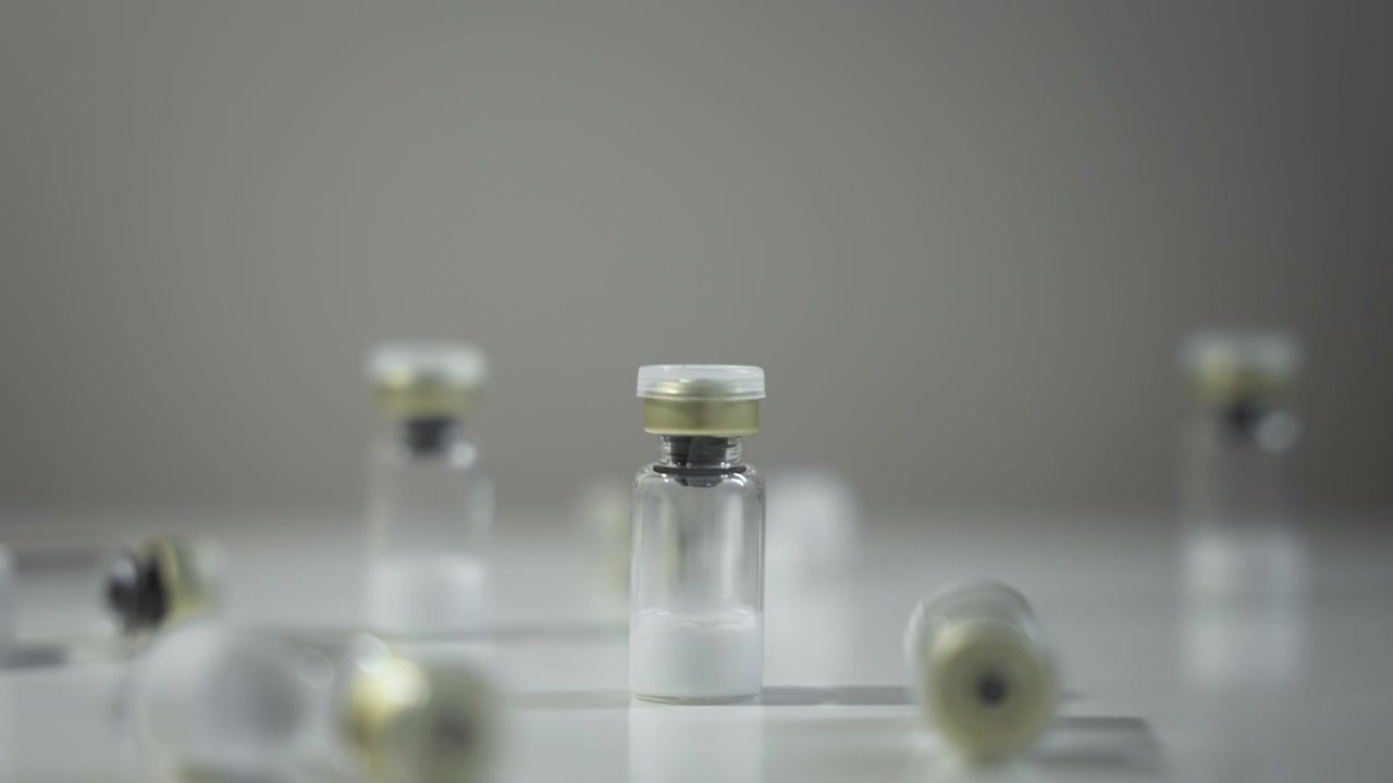 Ripresa orbitale in senso antiorario attorno a una fiala farmaceutica [Concetto di peptide]