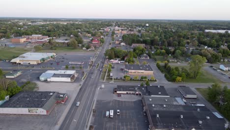 Municipio-De-Clare-Con-Autos-En-Movimiento,-Vista-Aérea-De-Drones