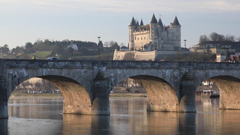 El-Chateau-De-Saumur-A-Orillas-Del-Río-Loira-En-Francia