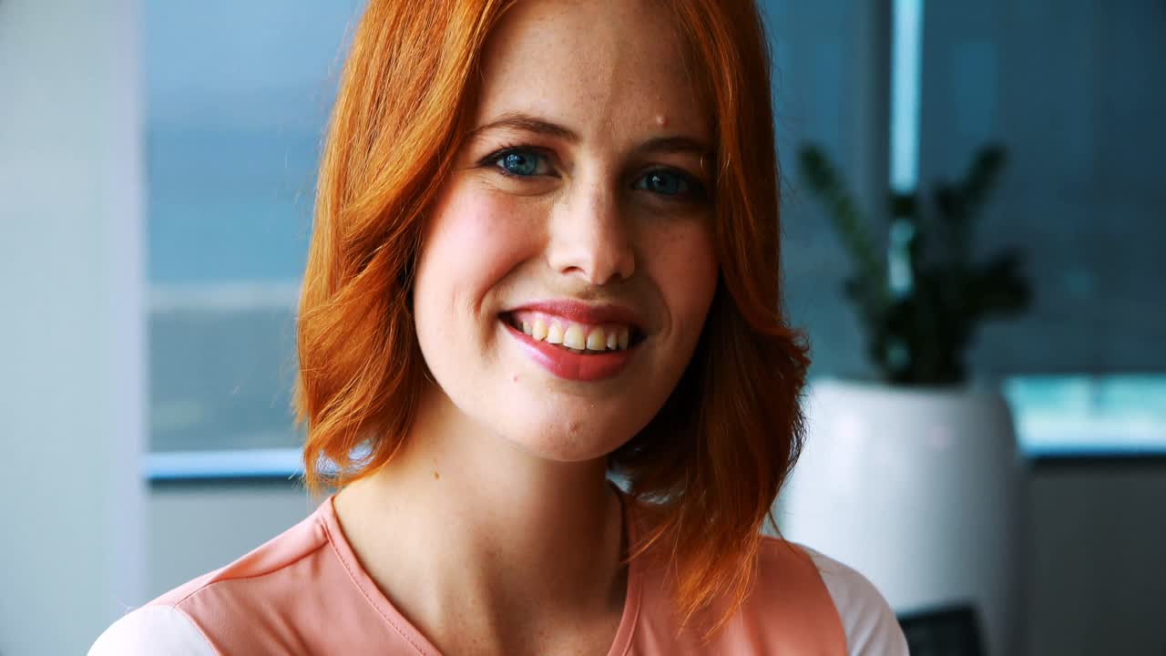 사무실에서 미소 짓는 여성 임원