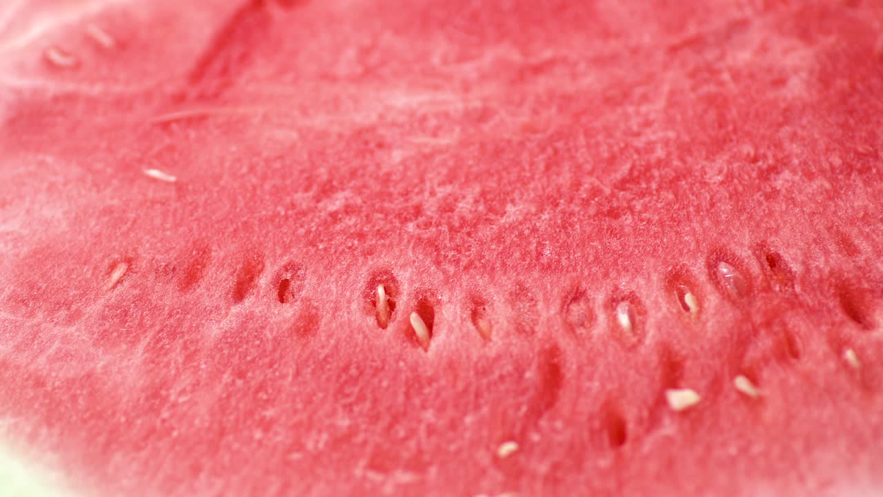 cerca de la mitad de la sandía jugosa