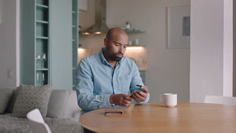 hombre atractivo que usa un teléfono inteligente haciendo compras en línea gastando dinero en tarjetas de crédito aplicación de banca móvil con moneda digital disfrutando de libertad financiera
