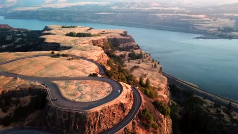 Impresionante-Mirador-En-La-Cima-De-Un-Acantilado-Con-Una-Carretera,-Increíble-Paisaje-Aéreo-En-Georgia