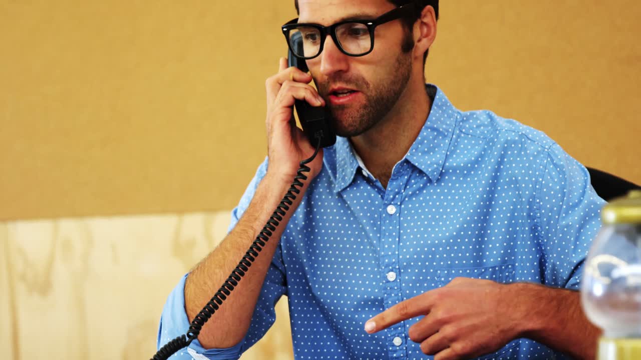 ejecutivos de negocios hablando por teléfono