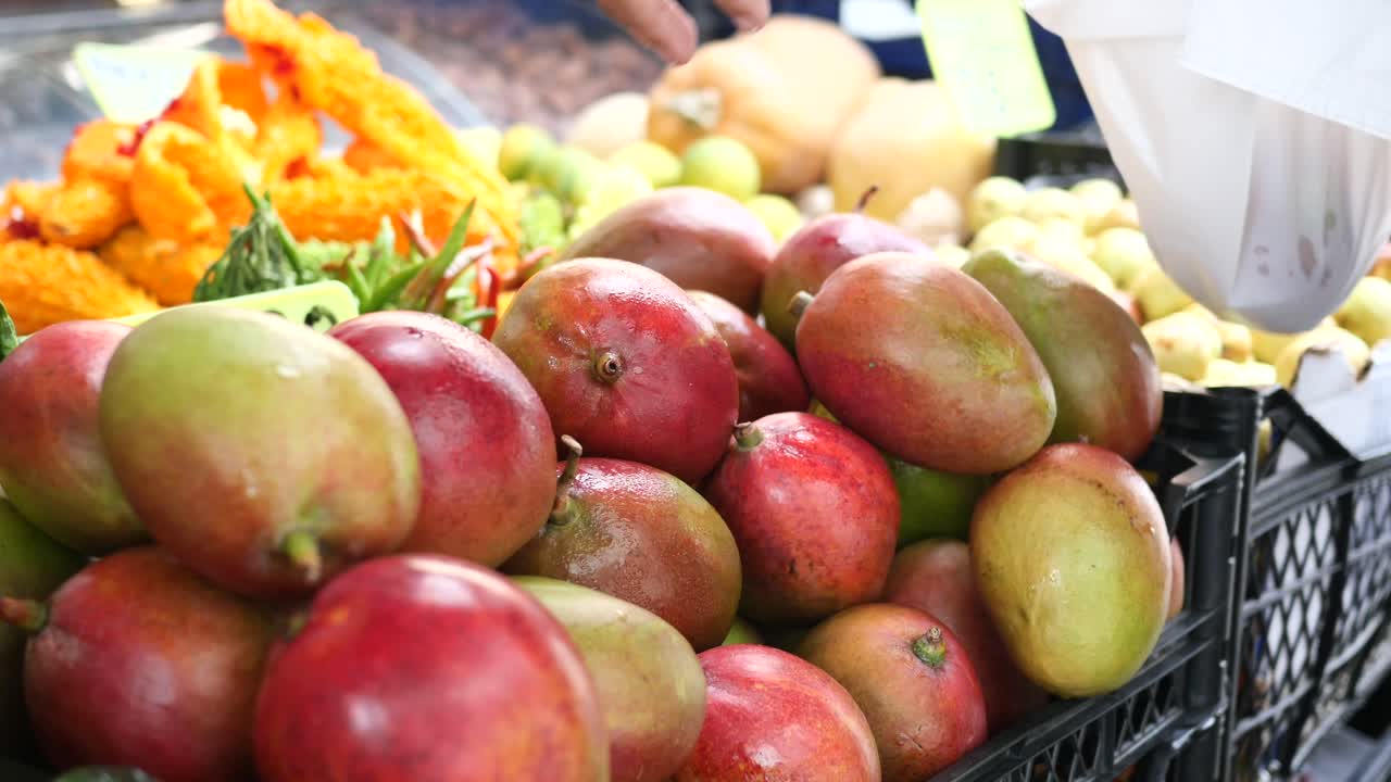mangos frescos en un puesto de mercado
