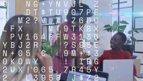 animación de letras, números y procesamiento de datos sobre diversas personas de negocios en la oficina.