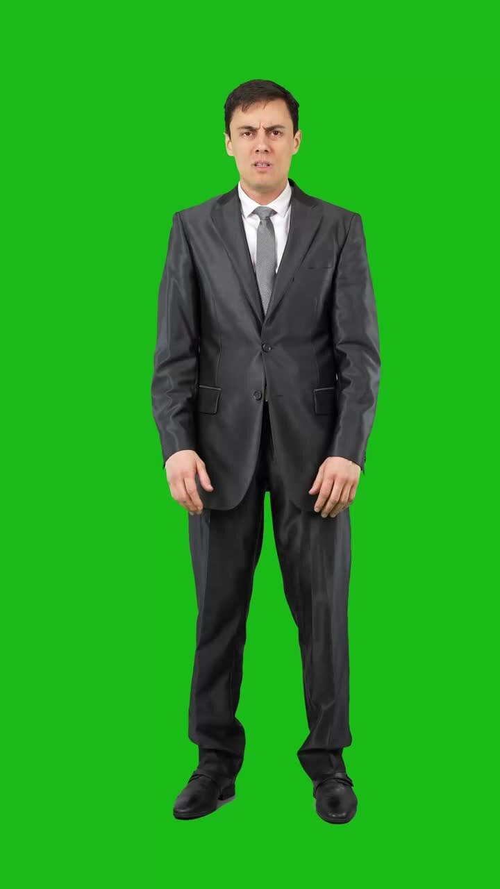 Mand der ryster, fryser eller er nervøs i jakkesæt på green screen