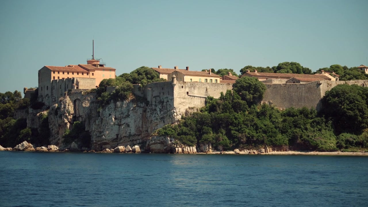 Forte reale che mostra la sua imponente architettura e le mura in pietra su una scogliera frastagliata, affacciato sul Mar Mediterraneo.