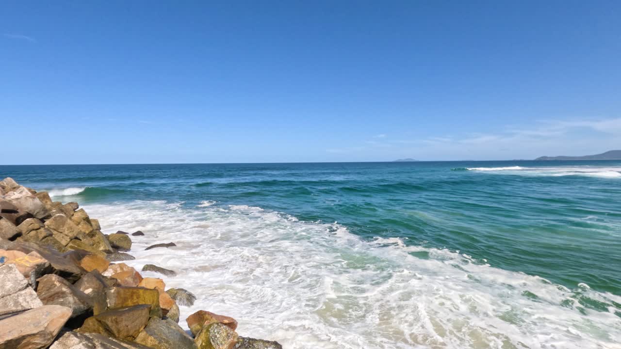 바다의 파도가 부카 헤드 (nambucca heads) 의 바위에 부히고