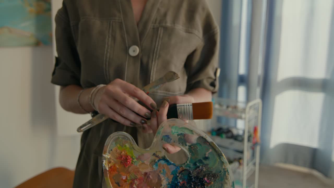 스튜디오에서 일하는 여성 예술가