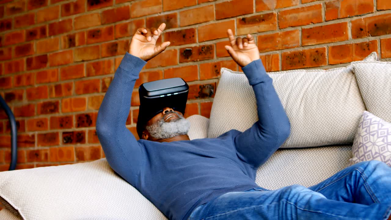 hombre mayor usando auriculares de realidad virtual en la sala de estar 4k