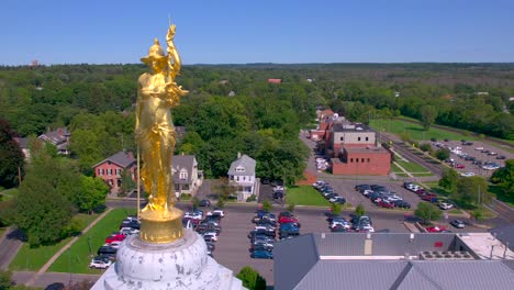 Drohnenflug-Der-Goldenen-Gerechtigkeitsstatue-Auf-Der-Spitze