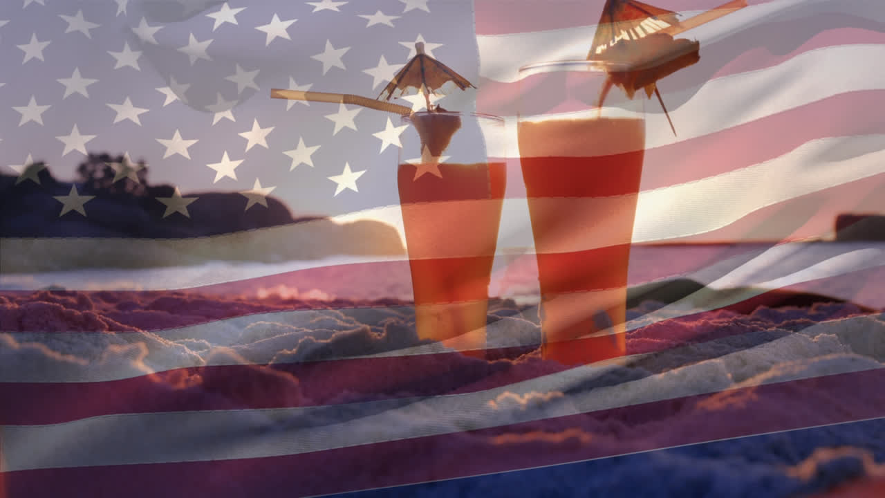 ビーチで2つのコクテルと7月4日のアメリカ国旗