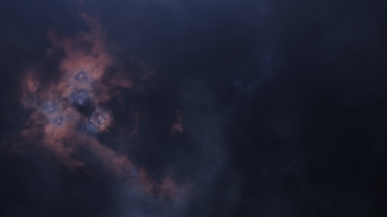 nubes oscuras y tormentas eléctricas en el cielo