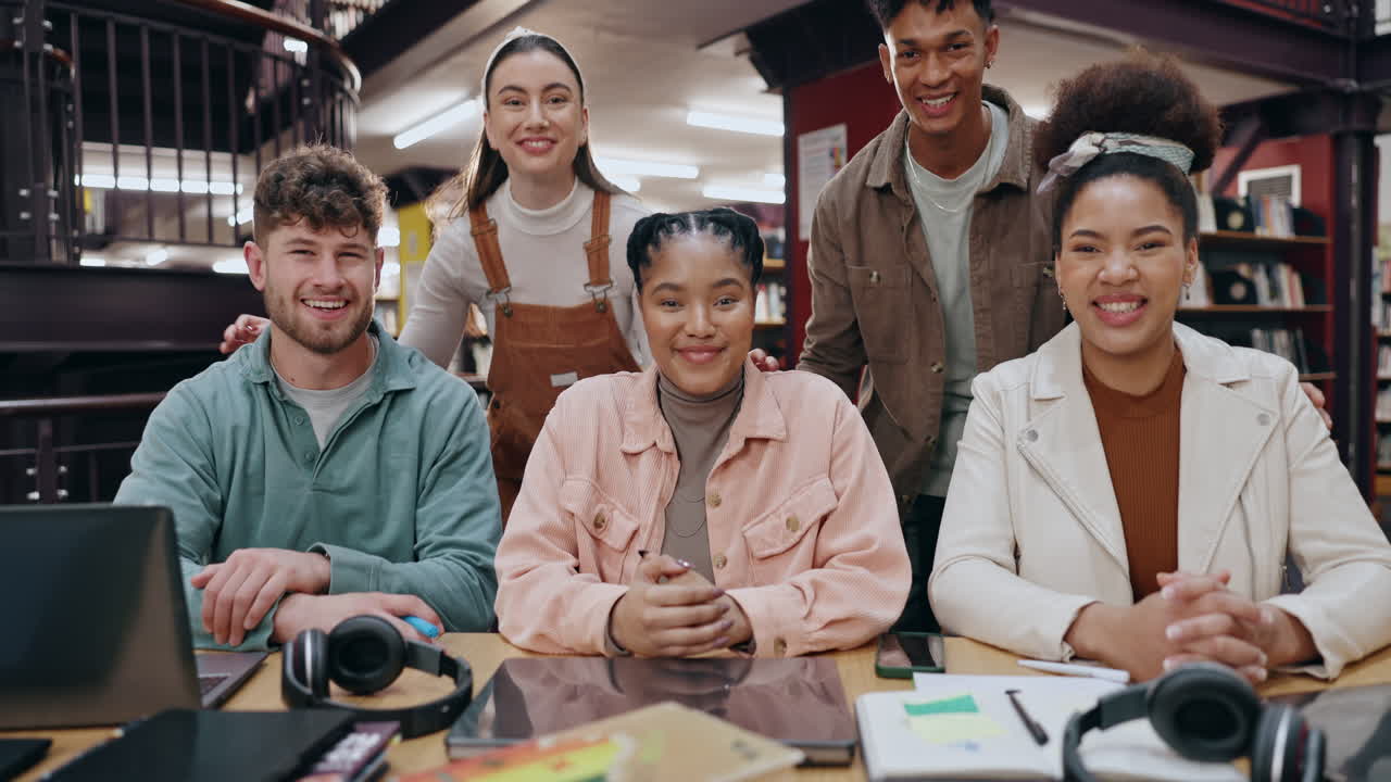 estudiantes felices en una biblioteca