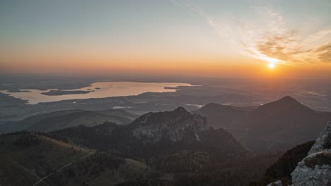 Time-Lapse-Amanecer-En-Los-Alpes-Con-El-Lago-Chiemsee-En-Primer-Plano