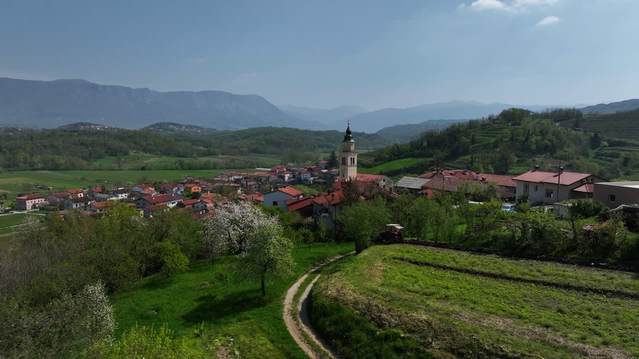 Luftaufnahme: Stadtbild von Vipava tagsüber mit Kirche in Slowenien, Orbit-Drohnenaufnahme