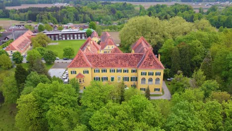 Schloss-Laubegg-In-Österreich-Im-Luftbild-Bei-Annäherung