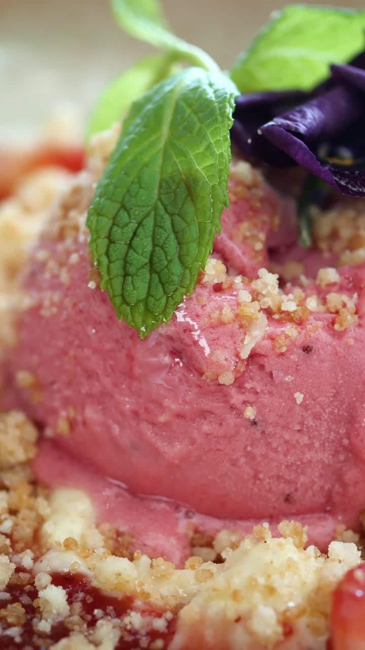 Gelato gourmet alla fragola con crumble, menta e fiore commestibile