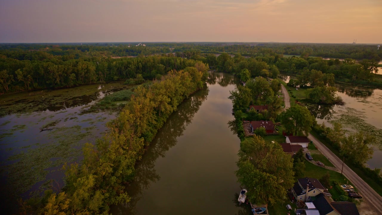 Flyopptak av Huron-elvens samløp med Lake Erie, nær Hull's Trace i Rockwood, Michigan