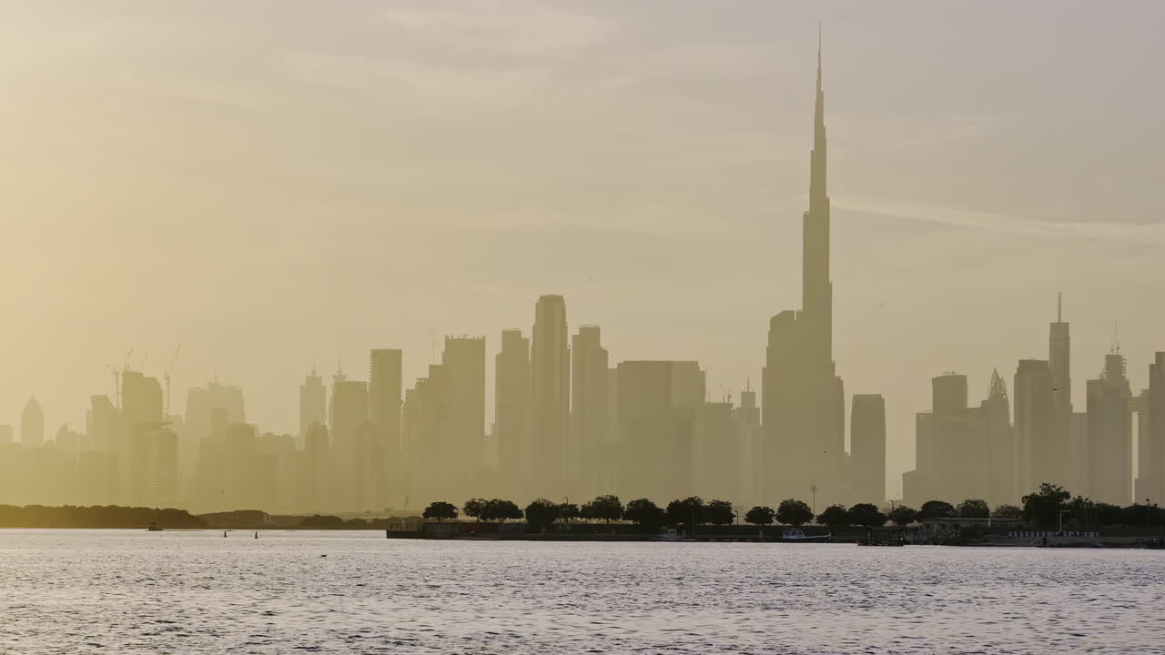 Skyline di Dubai in una fitta nebbia o foschia mattutina, con gli imponenti grattacieli del Burj Khalifa e di Dubai Marina.