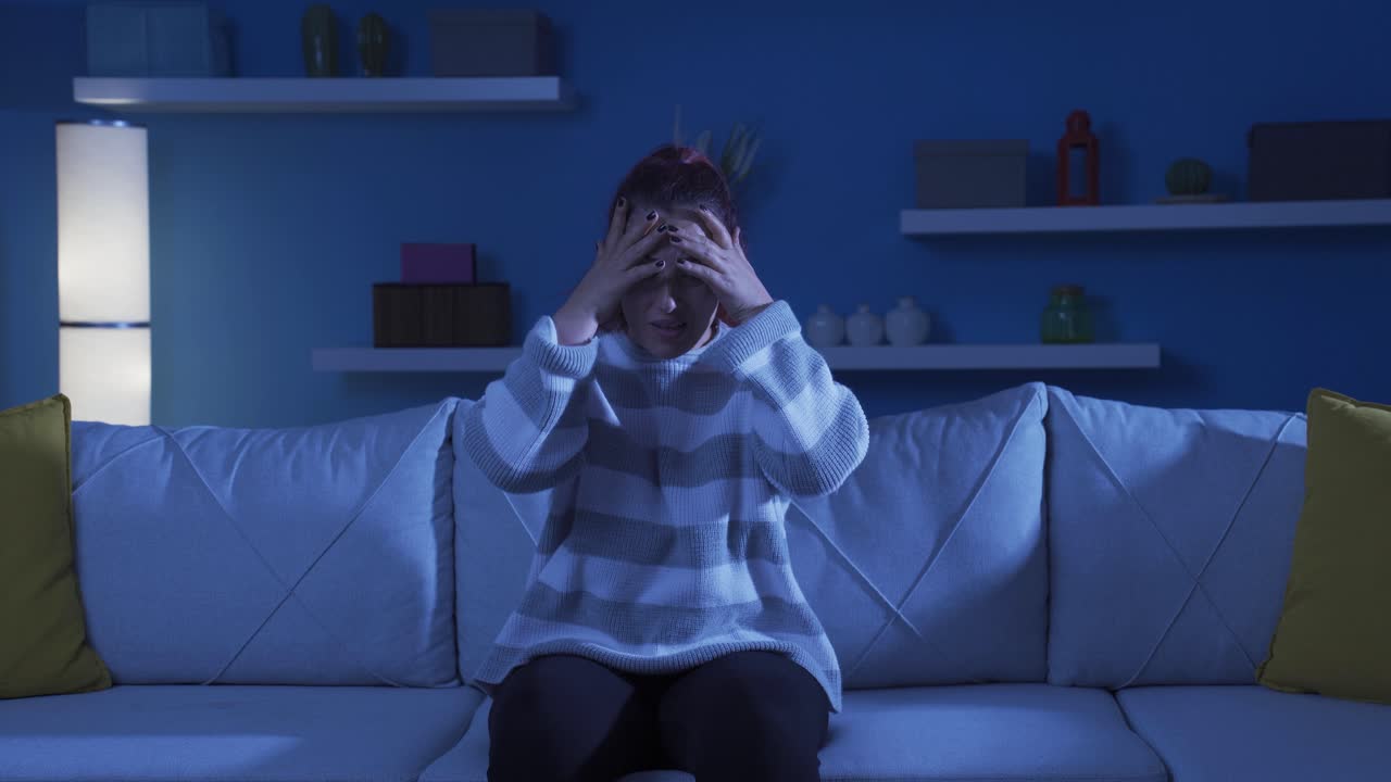 mujer triste llorando en casa.