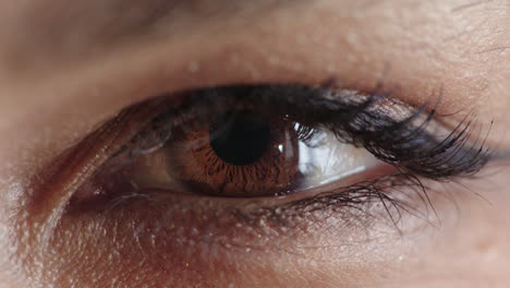 mujer de cerca abriendo los ojos mirando expresión feliz usando maquillaje cosméticos óptica macro salud
