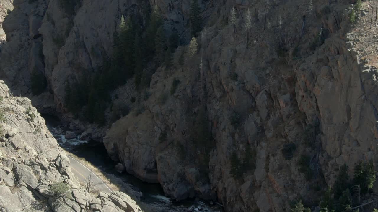 antena sobre la carretera en el cañón junto al río con un coche conduciendo