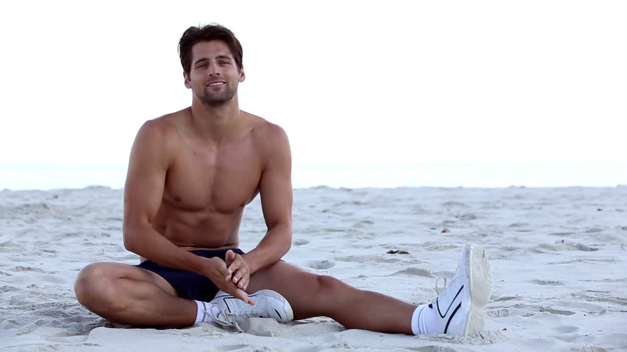 hombre sin camisa estirándose