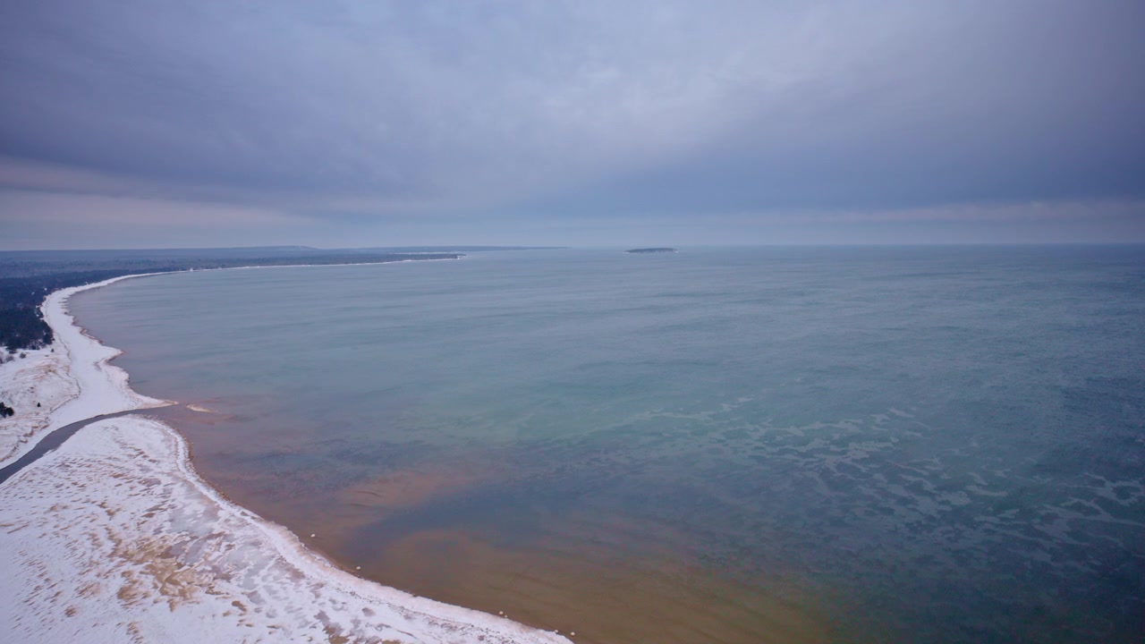 Filmisk vinter droneoptagelse af Lake Superiors barske kyst