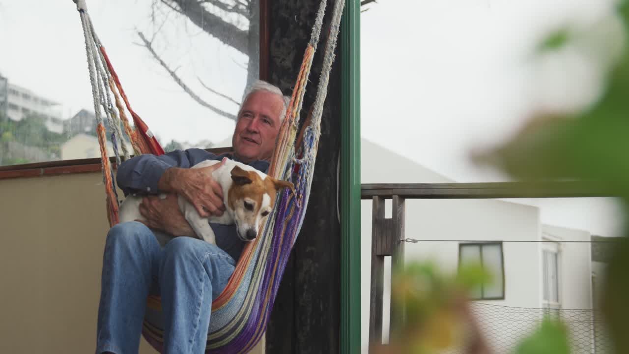 Uomo anziano e il suo cane a casa