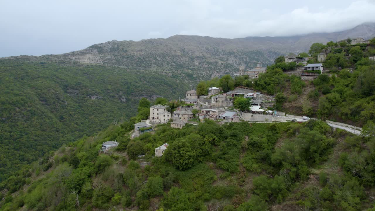 Vue aérienne d'un village de montagne pittoresque en Grèce