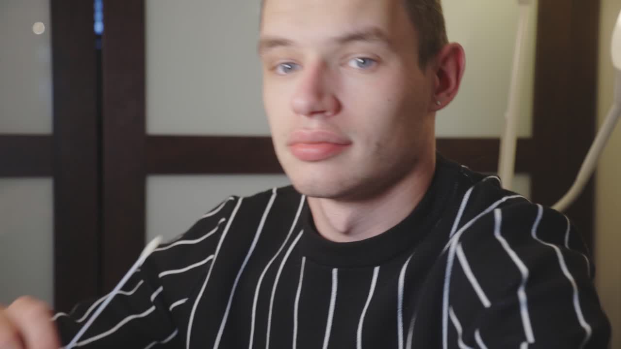 코로나19 대유행 동안 비강 면봉 검사를 하는 동안 자신을 촬영한 남성