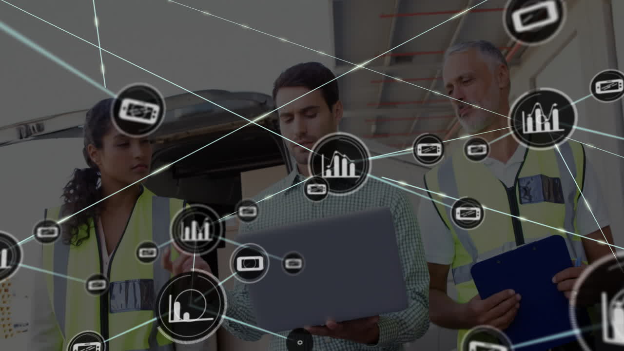 análisis de datos en computadoras portátiles, trabajadores con cascos y chalecos, animación de conexiones de red