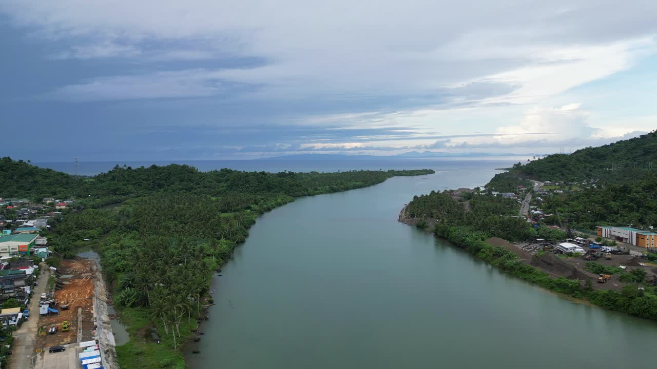 vista aérea del gran río que divide las idílicas ciudades de bato, catanduanes, filipinas
