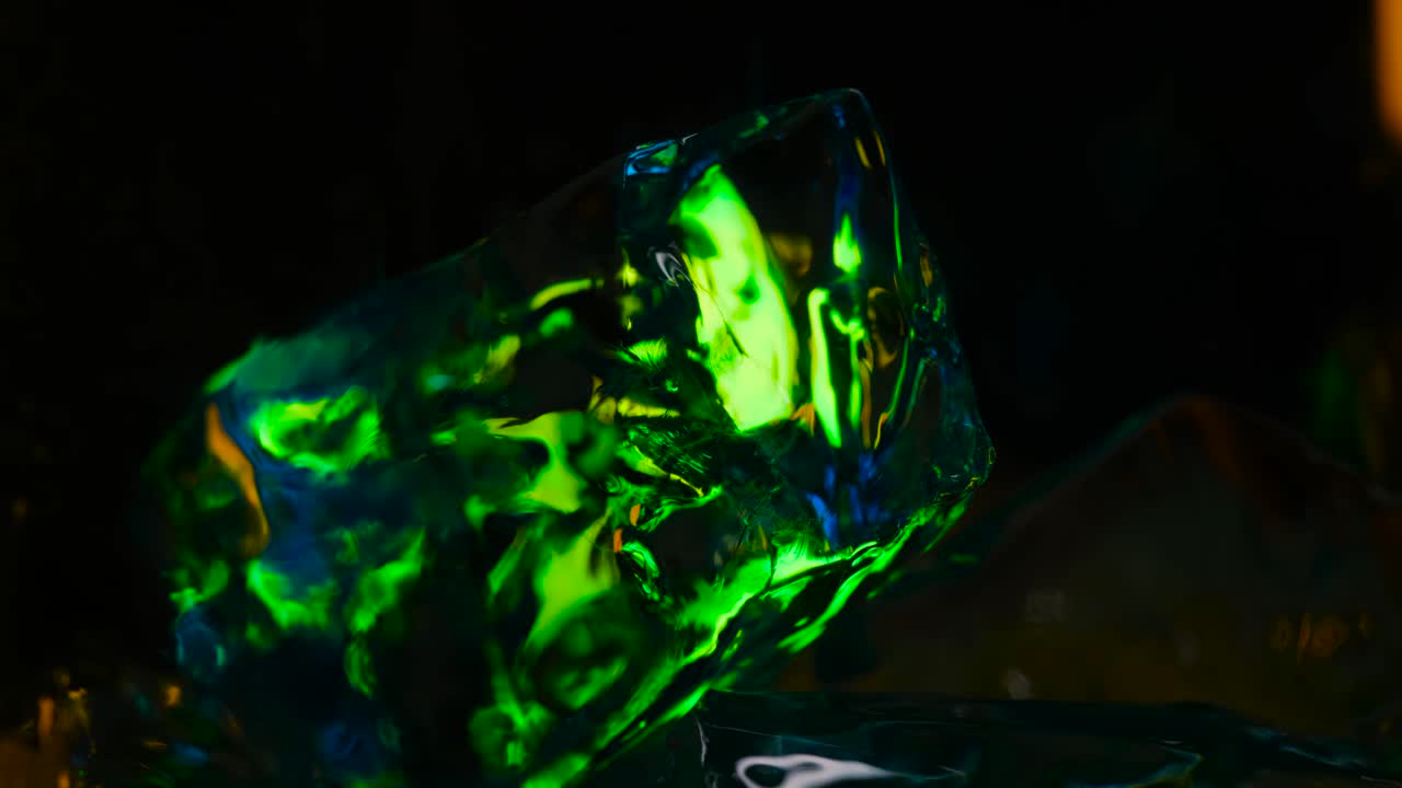 반이는 초록색 얼음 큐브