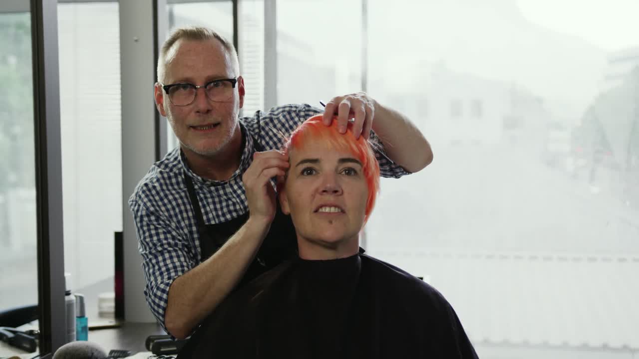mujer de vista frontal mirando su cabello en el espejo
