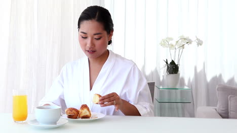 Mujer-Asiática-Desayunando-En-Bata-De-Baño.