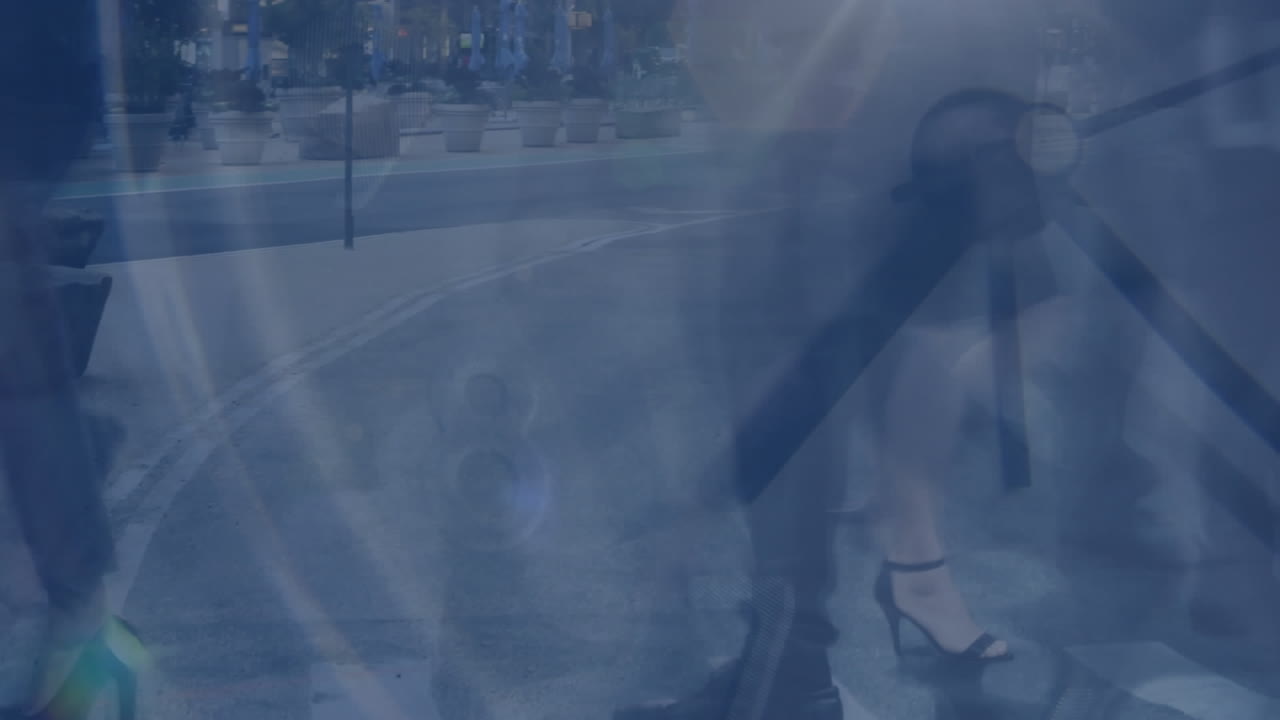 거리에서  ⁇ 고 있는 사람 들 위 에 움직이는 시계 의 애니메이션