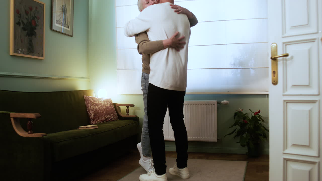 집 에 도착 한 남자