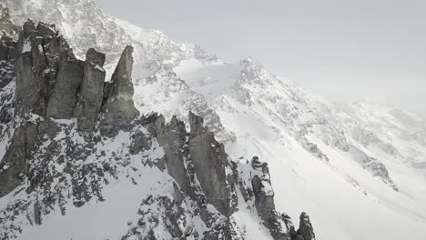 Dron-Dando-Vueltas-En-Montañas-Alpinas-Nevadas-En-Invierno-4k