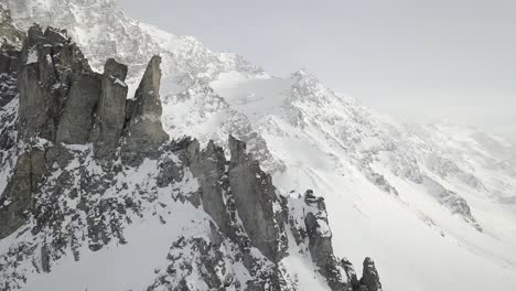 dron dando vueltas en montañas alpinas nevadas en invierno 4k