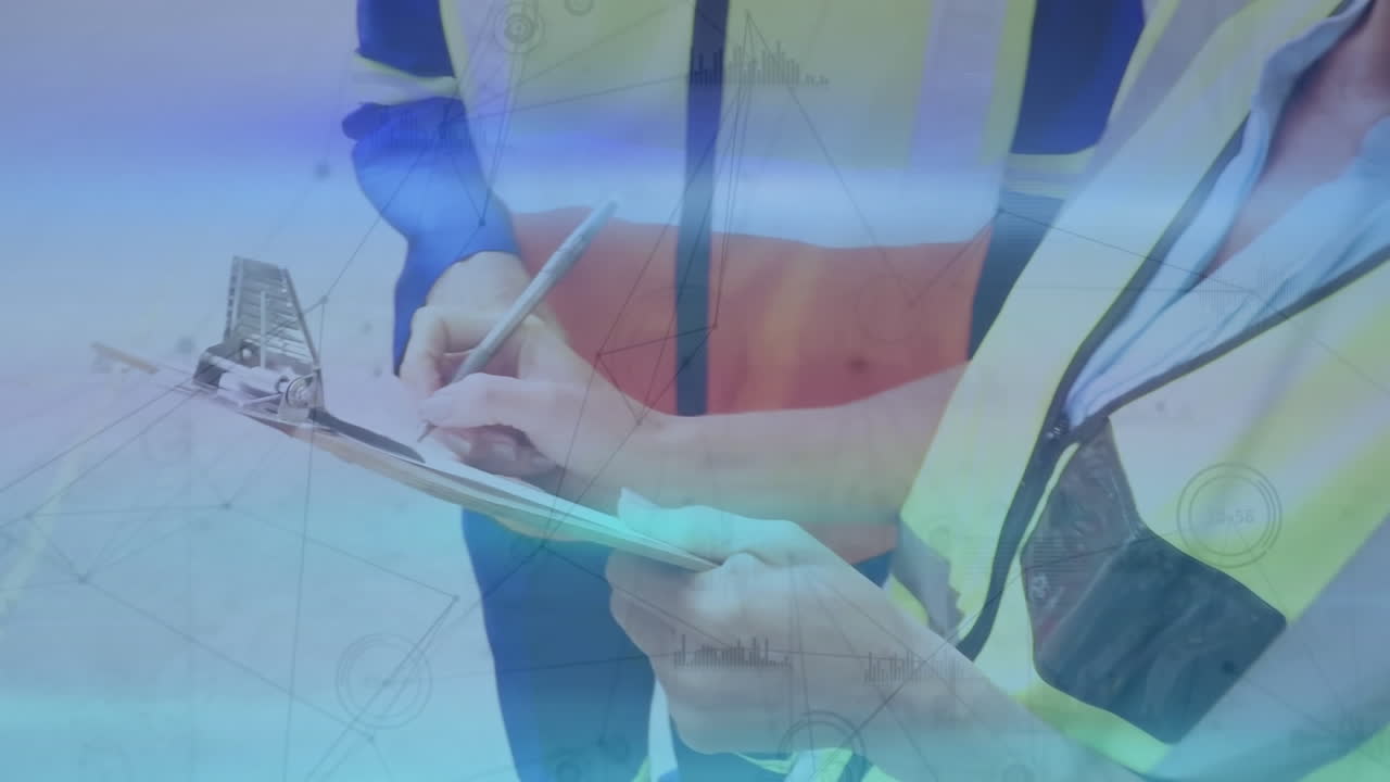 trabajador de almacén escribiendo en un clipboard