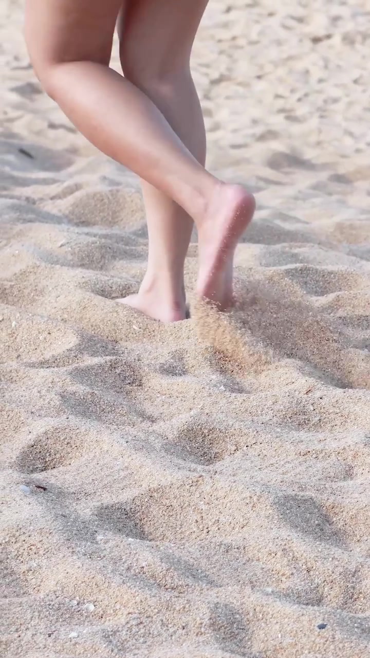 Camminare a piedi nudi su una spiaggia sabbiosa in Thailandia